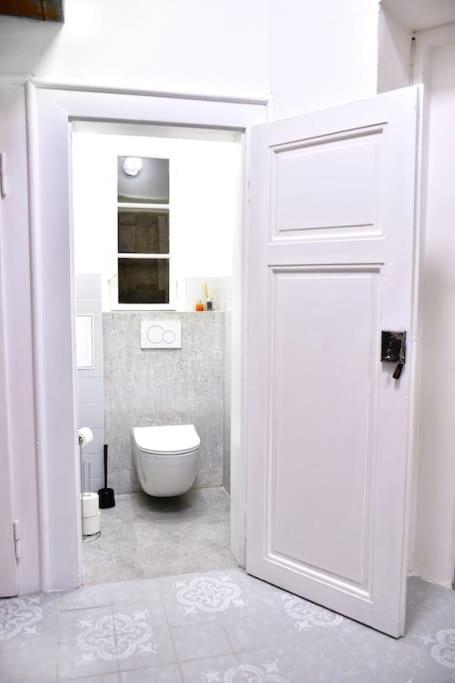 Airy & Bright Flat In Dejvice By Castle Apartment *