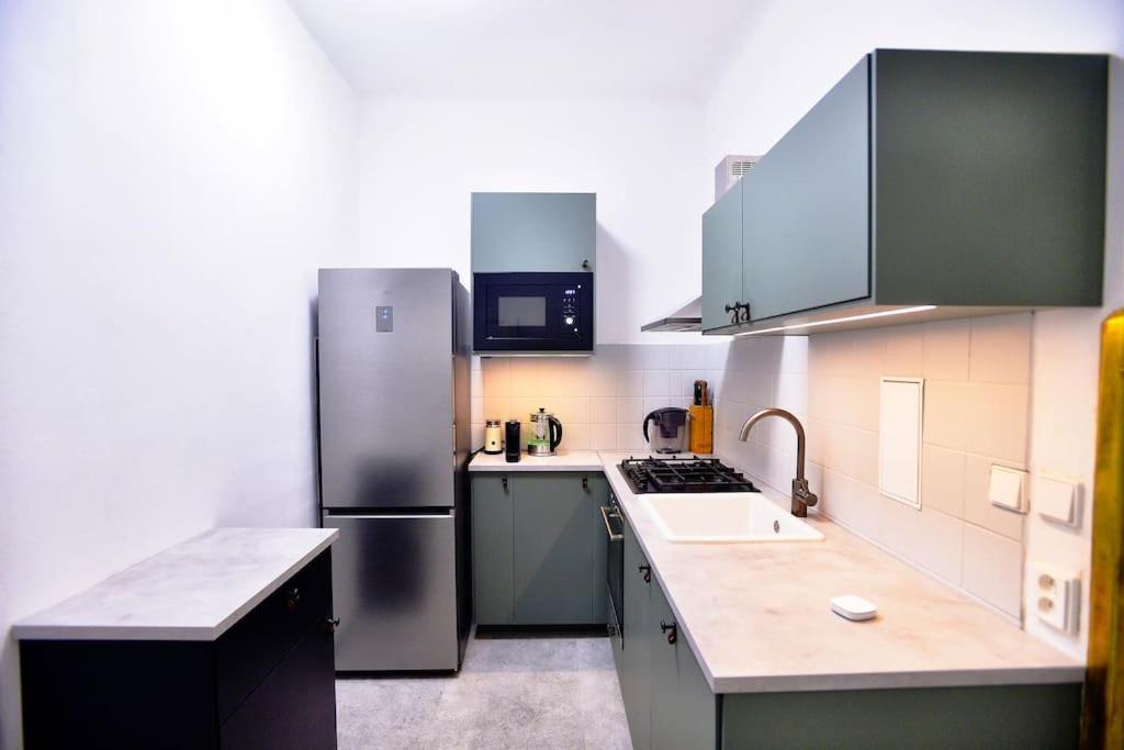 Airy & Bright Flat In Dejvice By Castle Prag