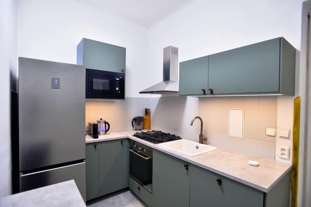Airy & Bright Flat In Dejvice By Castle Apartment Prag