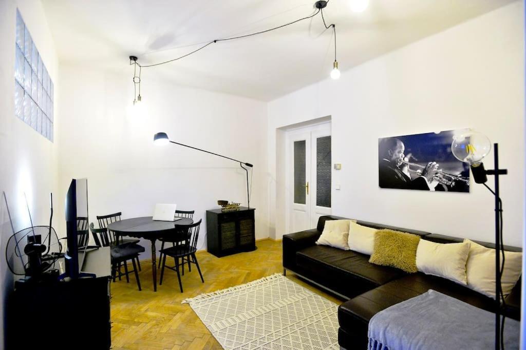 Airy & Bright Flat In Dejvice By Castle Prag